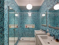 Мозаикалық плиткалары бар шағын ваннаға арналған ванна бөлмесінің дизайны