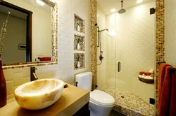 Мозаикалық плиткалары бар шағын ваннаға арналған ванна бөлмесінің дизайны