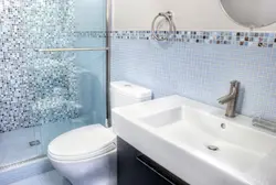 Шағын ванна бөлмесінің мозаикалық дизайнының фотосуреті