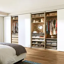 Дизайн встроенных шкафов в спальной