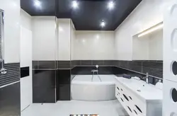 Интерьер ванной черный потолок