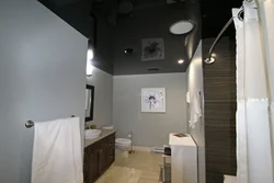 Черный потолок в ванной комнате фото