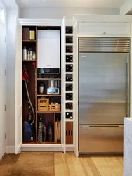Кухня и холодильник спрятан фото