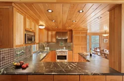 Дизайн деревянной кухни потолки фото