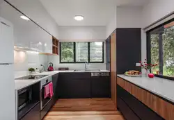 Дызайн кухні з цёмным акном