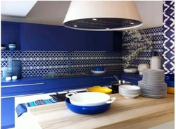 Дизайн синей плитки кухни