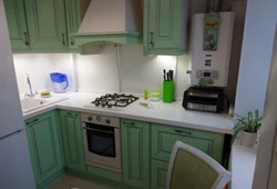 Дизайн кухни в квартире с газовой плитой и холодильником фото
