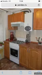 Кухня ў сталінцы з газавай калонкай фота