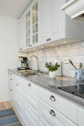 Белая кухня серый фартук в интерьере фото