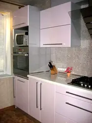 Дызайн кухні з убудаваным халадзільнікам і духавай шафай