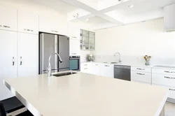 Столешницы в интерьере кухни из белого глянца
