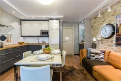 Дизайн кухни гостиной с диваном и балконом