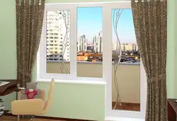 Balkonli eshikli yashash xonasida ichki oyna