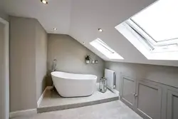 Дизайн ванной с окном на мансарде