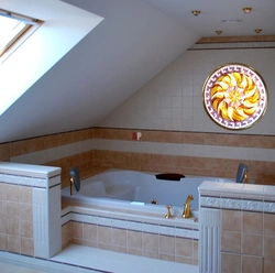 Шатырдағы терезесі бар ванна бөлмесінің дизайны