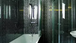 Қара панельдері бар ванна бөлмесінің фотосуреті