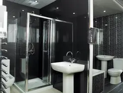 Қара панельдері бар ванна бөлмесінің фотосуреті