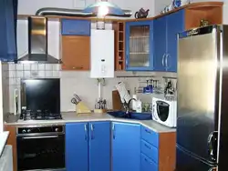Маленькая кухня с колонкой и холодильником дизайн фото