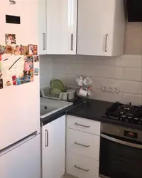 Маленькая кухня с колонкой и холодильником дизайн фото