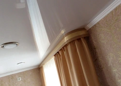 Фото натяжных потолков в спальне с карнизом