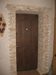 Фото входной двери в квартиру в камне