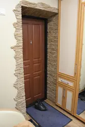 Фото входной двери в квартиру в камне