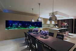 Дызайн інтэр'еру кухні з акварыумам