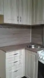 Дуб ниагара столешница в интерьере кухни