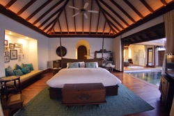 Rooms with a bed in the middle bedroom design