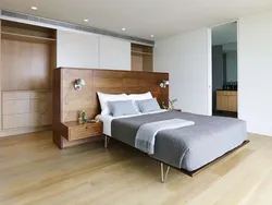 Rooms with a bed in the middle bedroom design