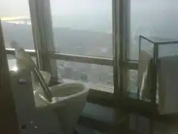 Балкондағы ванна бөлмесінің фотосы