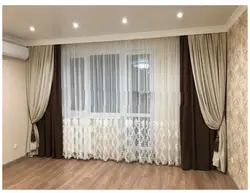 Müasir üslubda fotoşəkildə iki pəncərəli qonaq otağında pərdələrin dizaynı