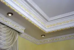 Yataq otağı fotoşəkilində tavan üçün plintlər