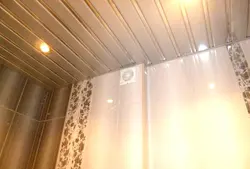 Пластикалық панельдермен ағаш үйде ваннаны аяқтау фото