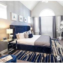 Мягкая синяя кровать в интерьере спальни