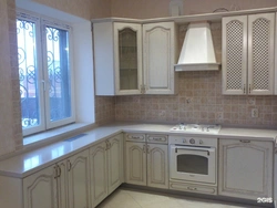 Угловые кухни фото левый угол с окном