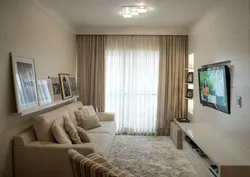 Интерьер гостиной с одним диваном и телевизором