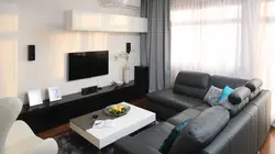 Интерьер гостиной с одним диваном и телевизором
