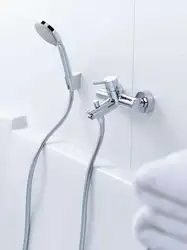 Vanna otağının daxili fotoşəkili üçün duşlu kran