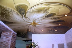 Потолки с рисунком для гостиной фото