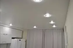 Mətbəxdə tavan lampaları 9 kv m fotoşəkil