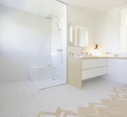 Плитка в ванной белая и под дерево фото