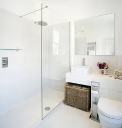 Дизайн белой ванной комнаты с душевой