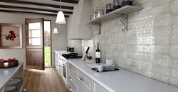 Porcelain tiles in white kitchen design