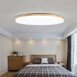 Yataq otağında tavanda dizayn lampaları