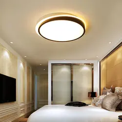 Yataq otağında tavanda dizayn lampaları