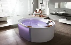 Ванна бөлмесінің интерьеріндегі дөңгелек ванна