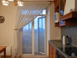 На кухне только балконная дверь без окна дизайн
