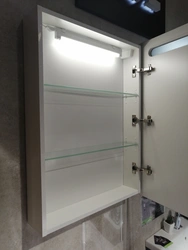 Айна және жарықтандыру фотосуреті бар ваннаға арналған шкаф