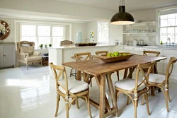 Кухня с деревянным столом и стульями в интерьере